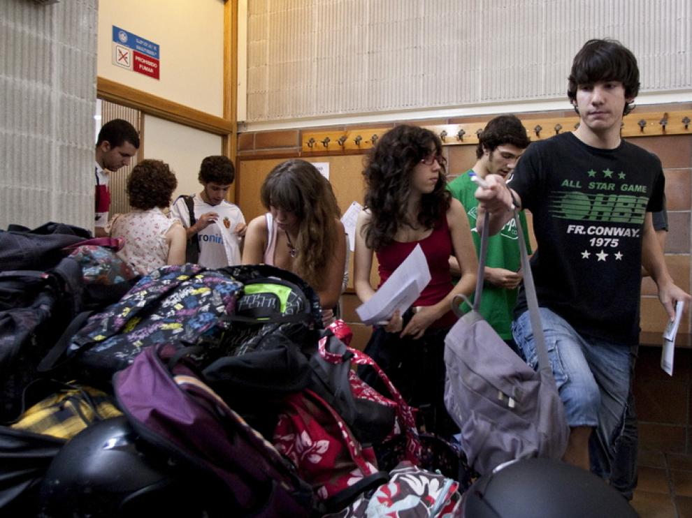 Un grupo de estudiantes, ayer en Zaragoza antes del examen.