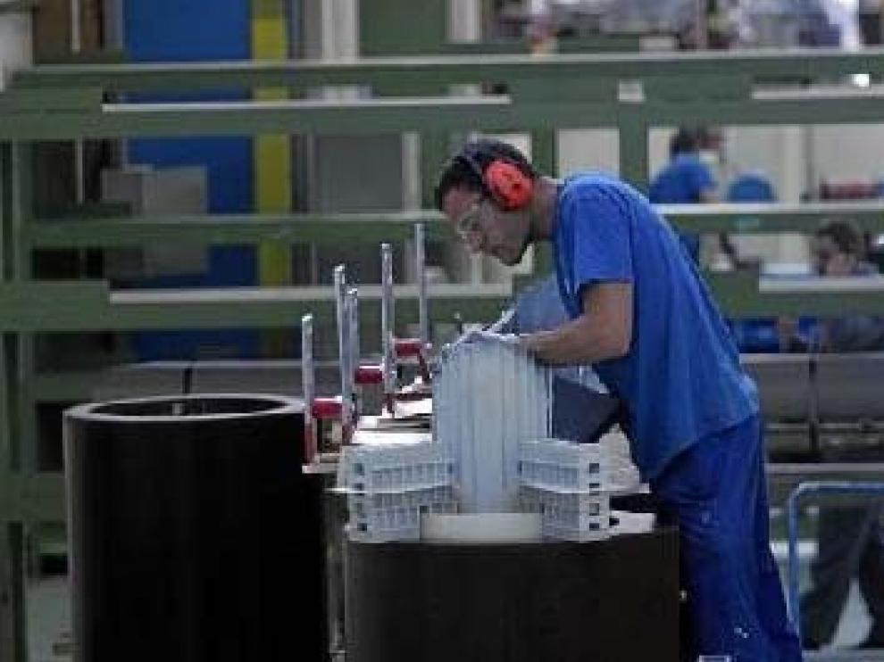 Un trabajador de ABB en la planta que la empresa tiene en Zaragoza.