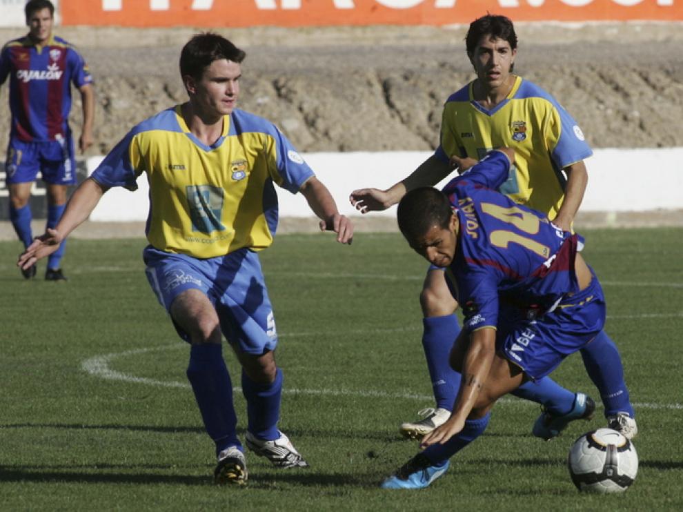 Sorribas, acosado por dos jugadores del Almudévar en el amistoso que jugaron los dos equipos en el año 2009.