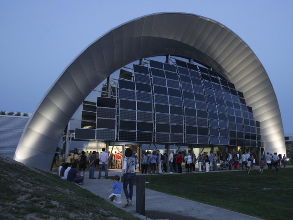La forma del edificio, iluminado de noche, recuerda a un ojo humano.