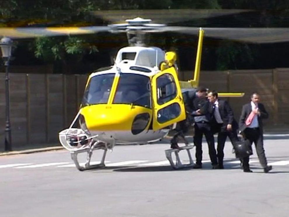 Algunos diputados del Parlamento catalán llegan en helicoptero.