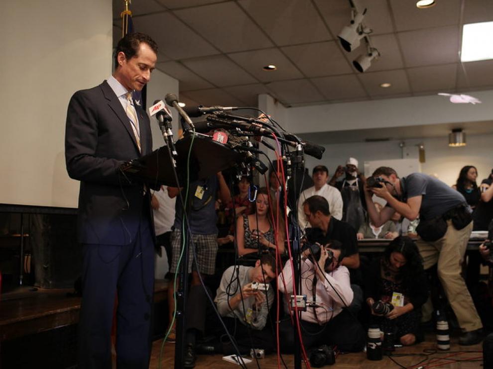 Anthone Weinar en una rueda de prensa.