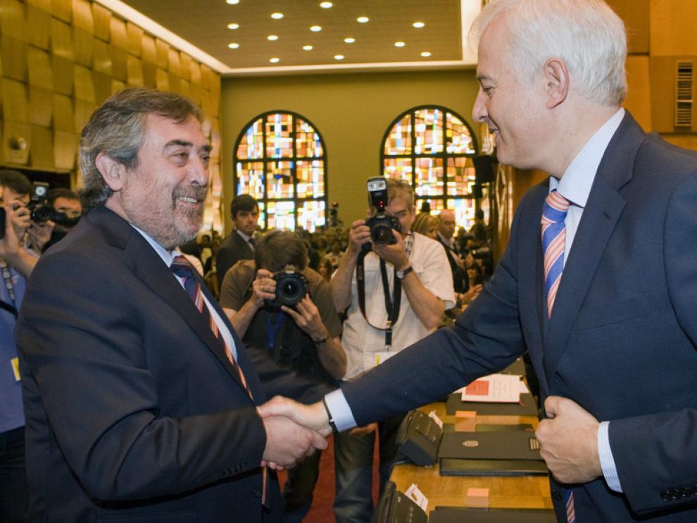 El alcalde de Zaragoza, Juan Alberto Belloch (i), saluda al concejal Eloy Suárez