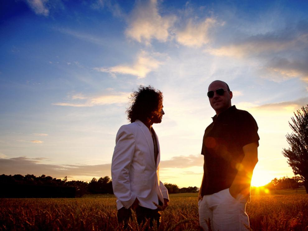 De izquierda a derecha, Pedro Andreu, DJ Positive (Luis Sancho Híjar) y el sol, escondiéndose lo justo.