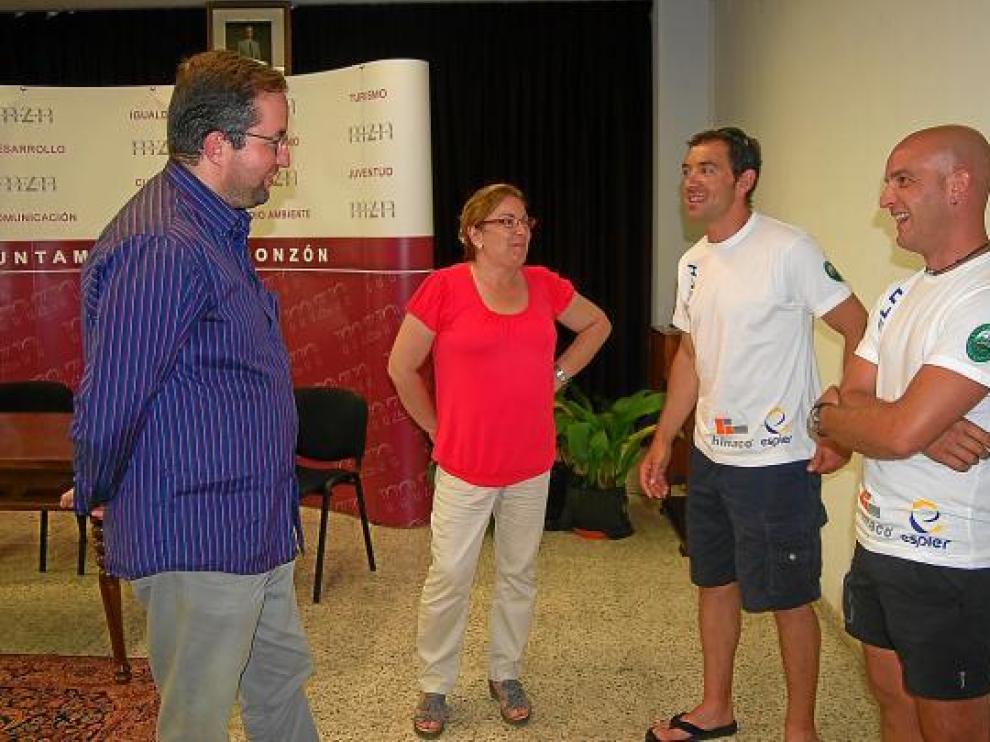 Los dos montañeros conversan con la alcaldesa y el concejal de Deportes de Monzón.