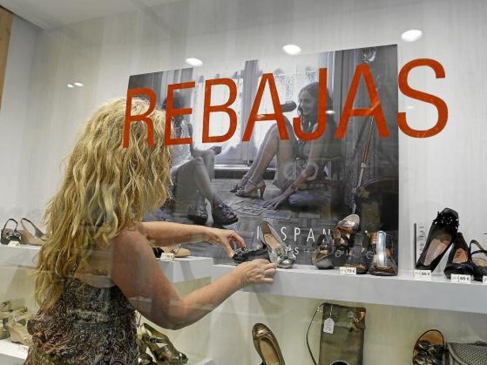 La temporada estival de rebajas en el pequeño comercio arrancó ayer oficialmente.