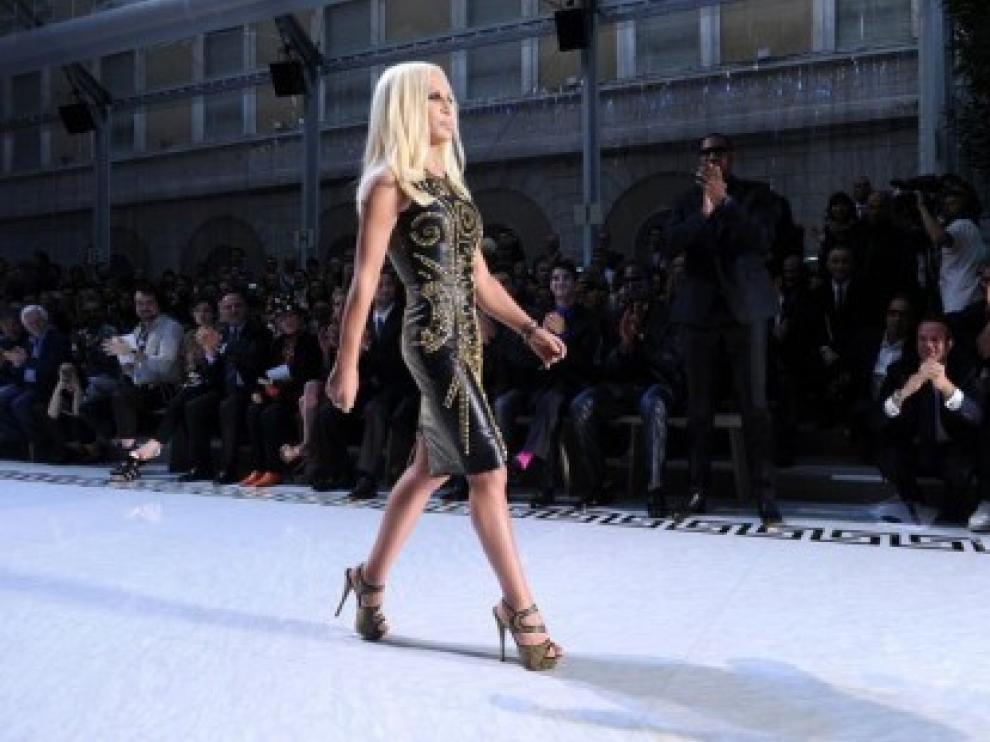 Donatella Versace, con uno de los diseños de su firma para H&M