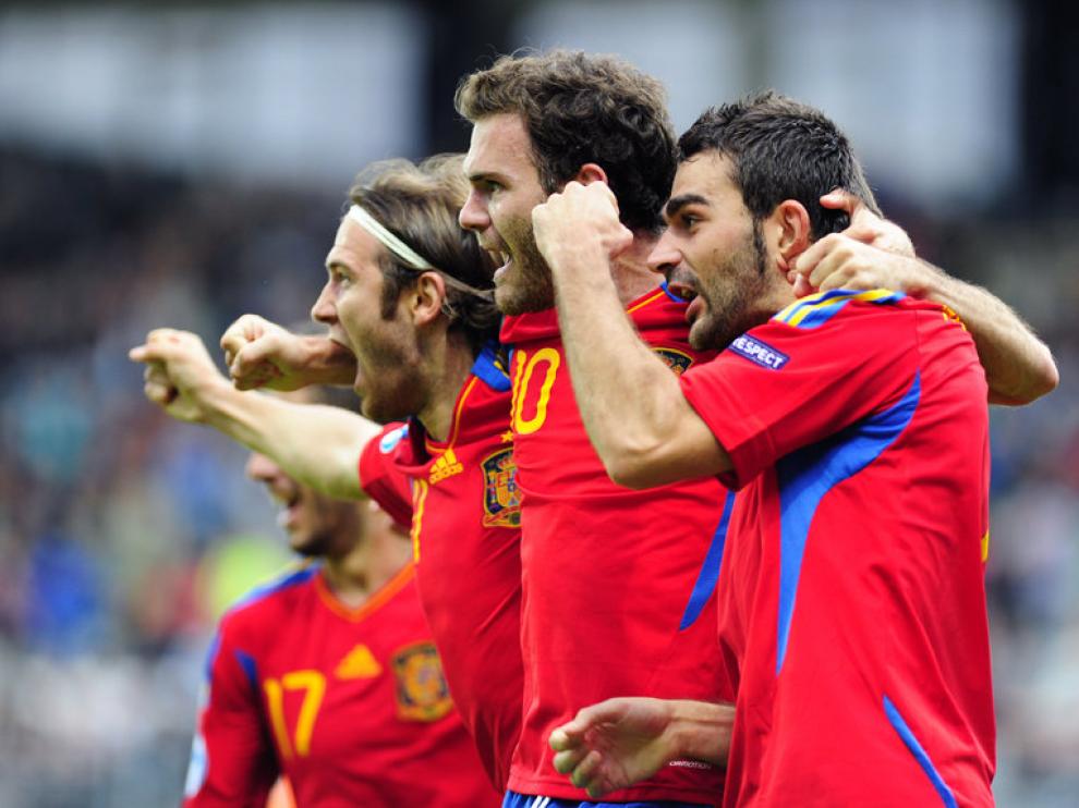 Adrián celebra con Mata y Capel uno de sus goles