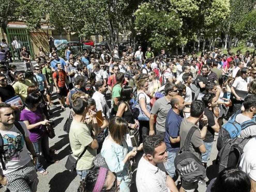 Cientos de jóvenes a las puertas del IES Lucas Mallada, momentos antes de comenzar el examen.