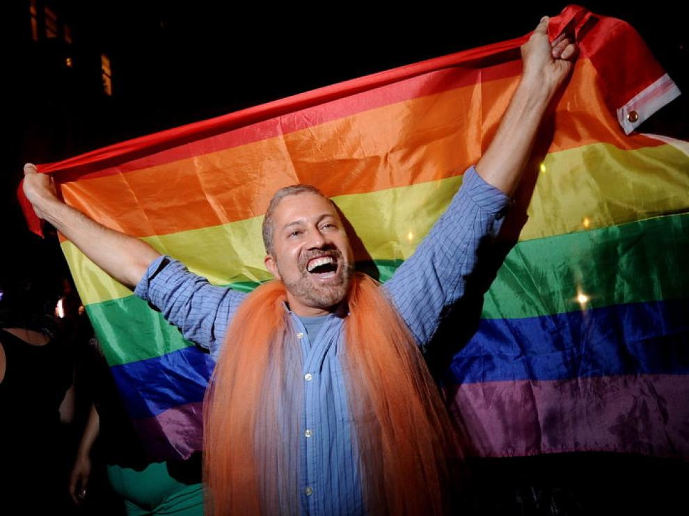 Un partidario de la legalización de los matrimonios entre parejas del mismo sexo celebra la decisión