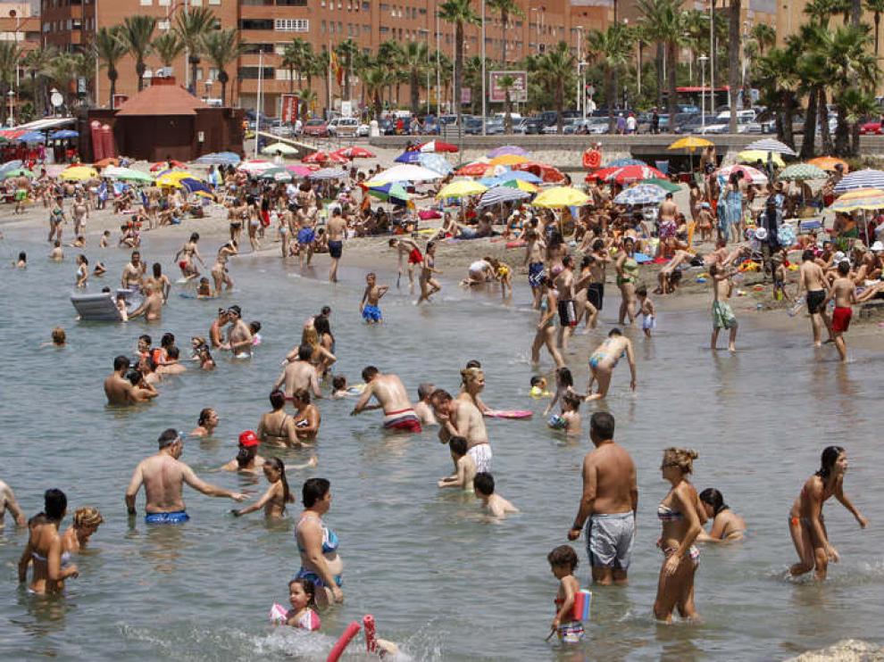 Gran afluencia de bañistas en las playas de Almería
