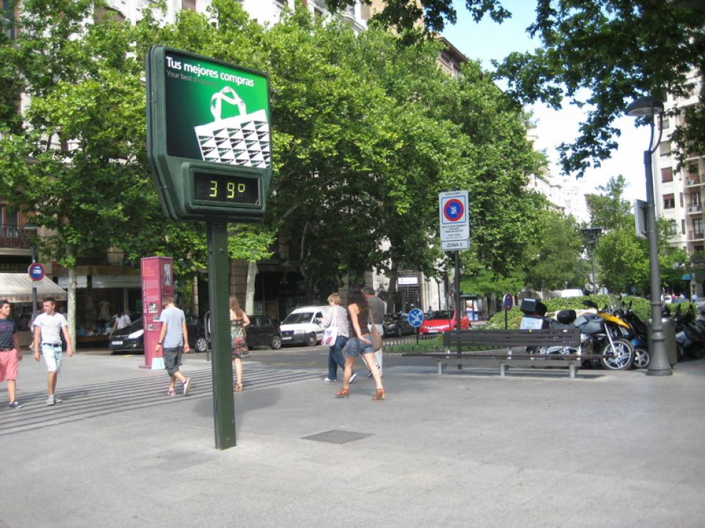 Un termómetro del centro de Zargoza rozaba los 39 este mes de agosto