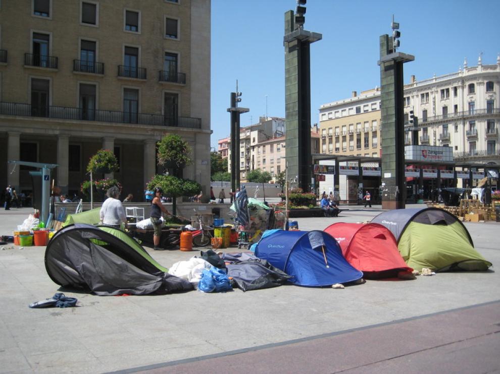 Varias tiendas de campaña en la plaza del Pilar