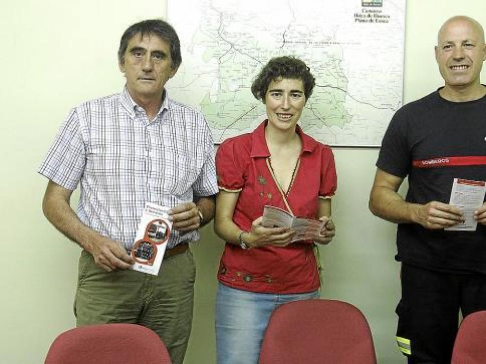 Gualberto Pérez, Lola Giménez y Joaquín Abiol con el folleto de Protección Civil en la mano.