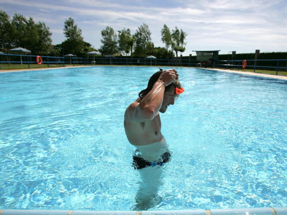 Las piscinas, refugio contra el calor en verano