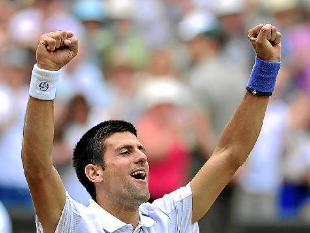 Novak Djokovic alza los brazos en señal de triunfo.