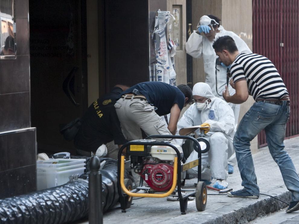 Un grupo de agentes analiza a las puertas del cibercafé