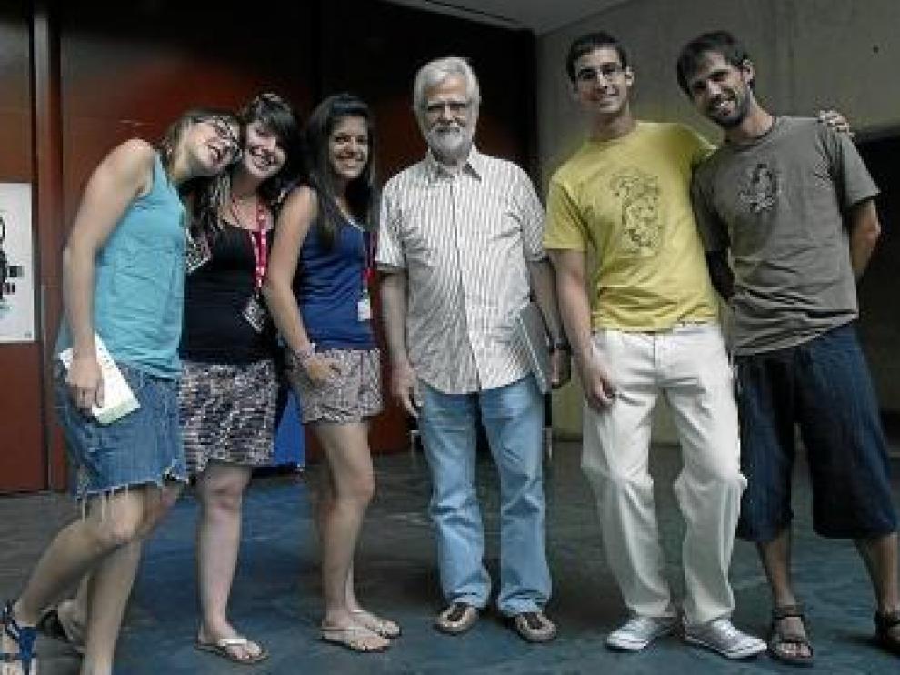 El grupo oscense se fotografió con el productor Jan Harlan.