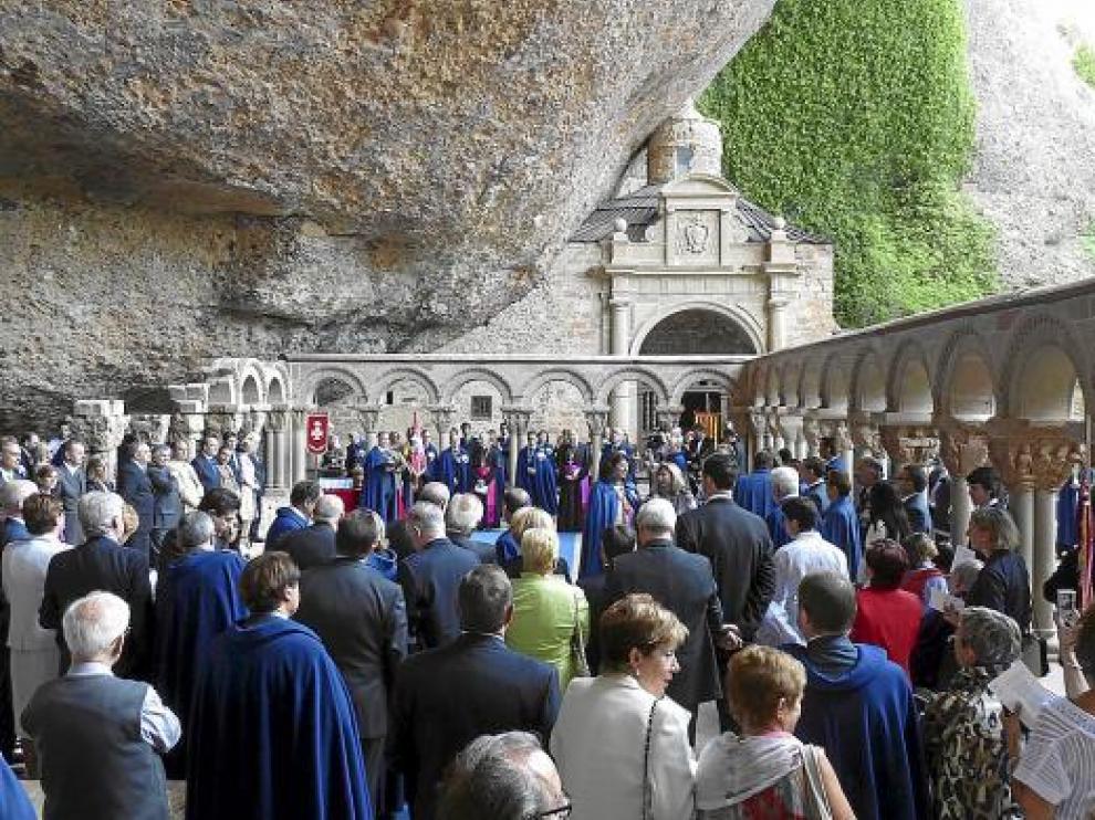 En el claustro del monasterio viejo se realizó la ceremonia de la investidura de los caballeros.