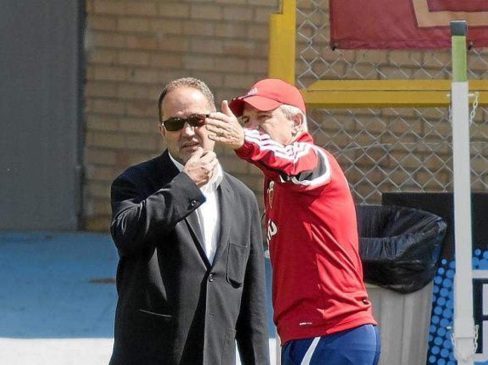 Agapito Iglesias y Javier Aguirre dialogan durante un entrenamiento.