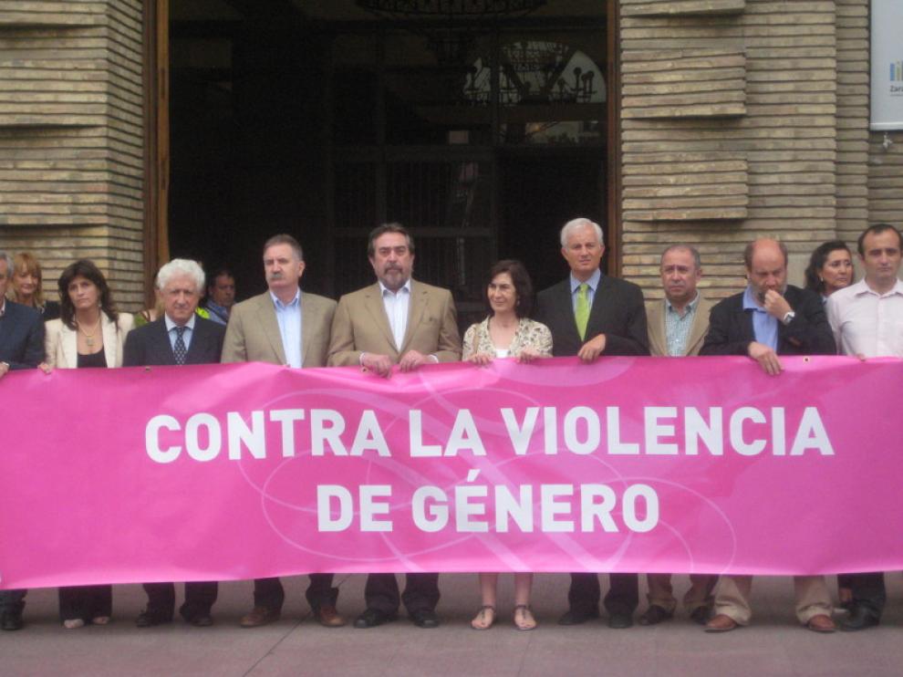 La corporación municipal durante el minuto de silencio