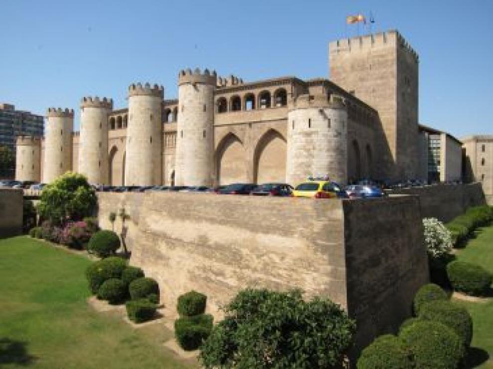 La primera parada es el palacio de la Aljafería, donde vivió y reinó Al-Mutamán, conocido como el más importante geómetra de Al-Andalus y, posiblemente, del Occidente europeo en el periodo medieval