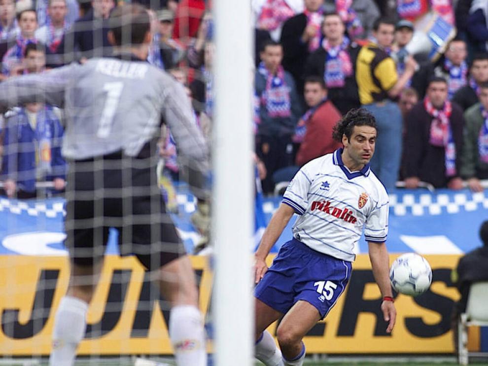Esnáider, en un lance del juego durante su segunda etapa en el club. Llegó a Zaragoza en 1994 y fue recomprado por el conjunto merengue dos años después.