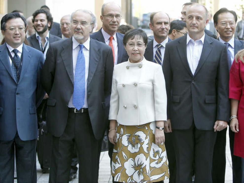 Solbes, Sebastián y Jiménez, junto a dos representantes del gobierno chino