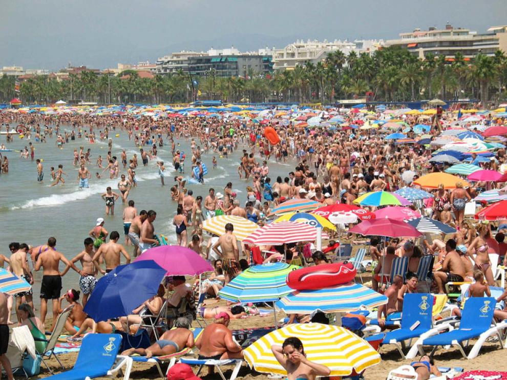 Aspecto que presentaba la playa de Levante de Salou el primer sábado del mes de julio