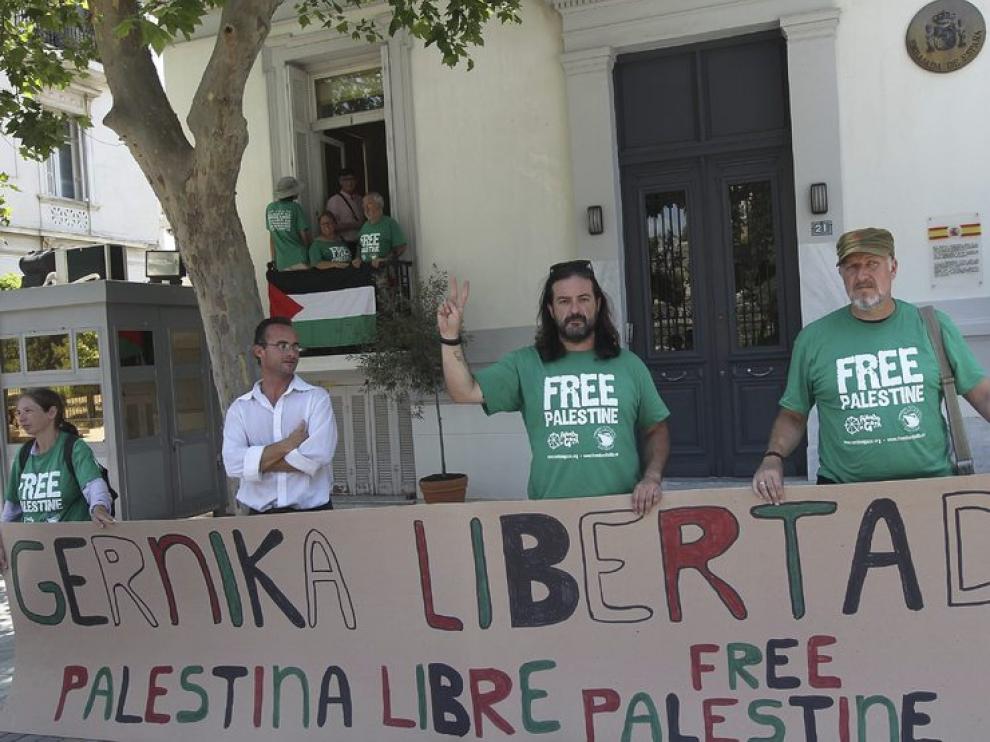 Activistas españoles protestan delante de la embajada de España en Atenas.