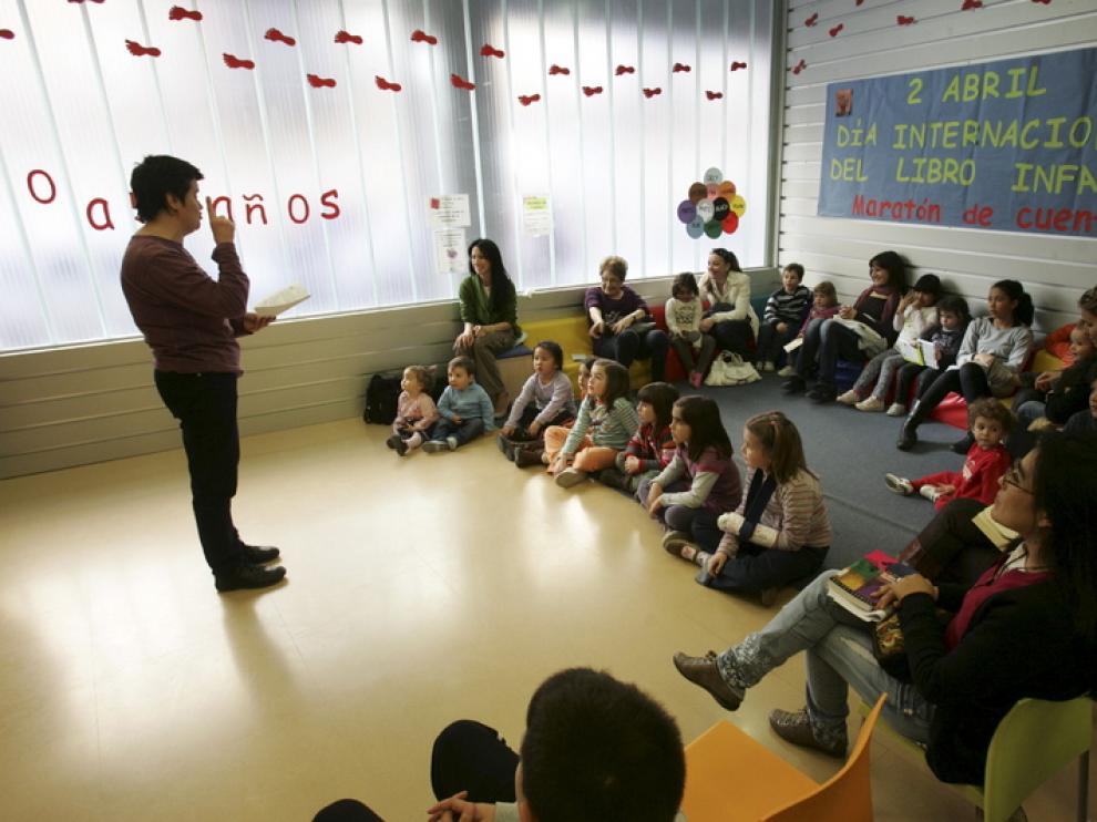 Los niños, atentos, escuchan a la cuentacuentos