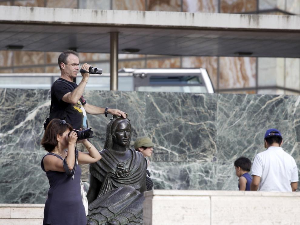 Turistas en la plaza del Pilar de Zaragoza