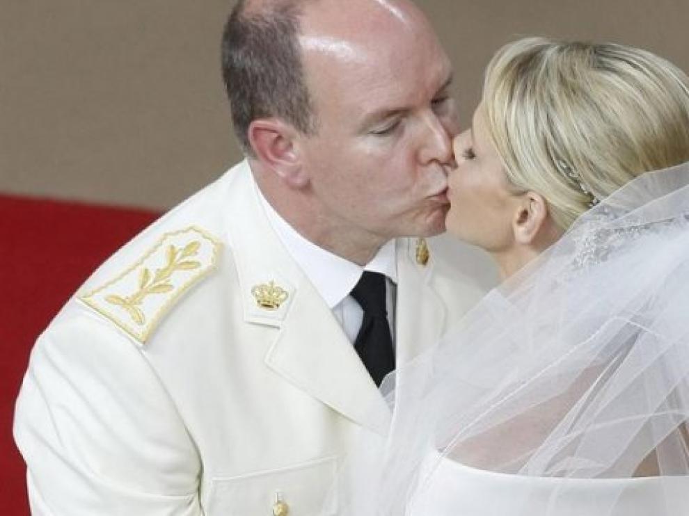 La princesa Charlene y el Príncipe Alberto de Mónaco se besan en su boda en el Patio de Honor del Palacio Real de Mónaco