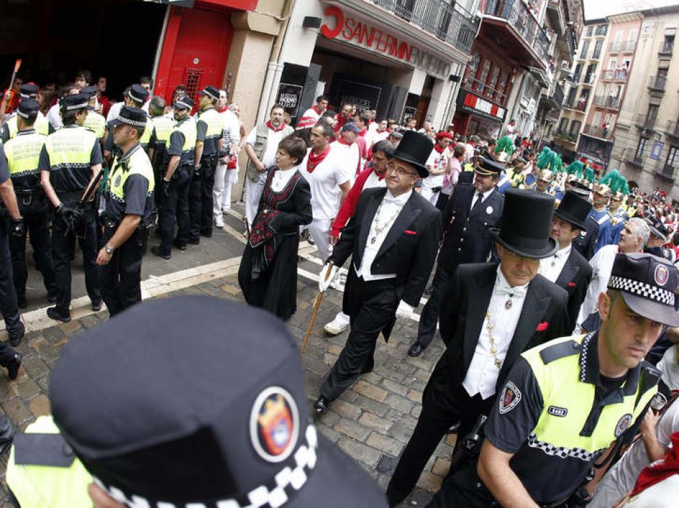 El alcalde de Pamplona Enrique Maya (c) y el resto de la corporación municipal, durante la procesión
