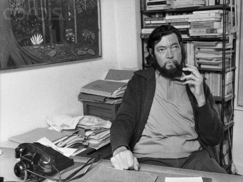 El escritor Julio Cortázar, entre libros