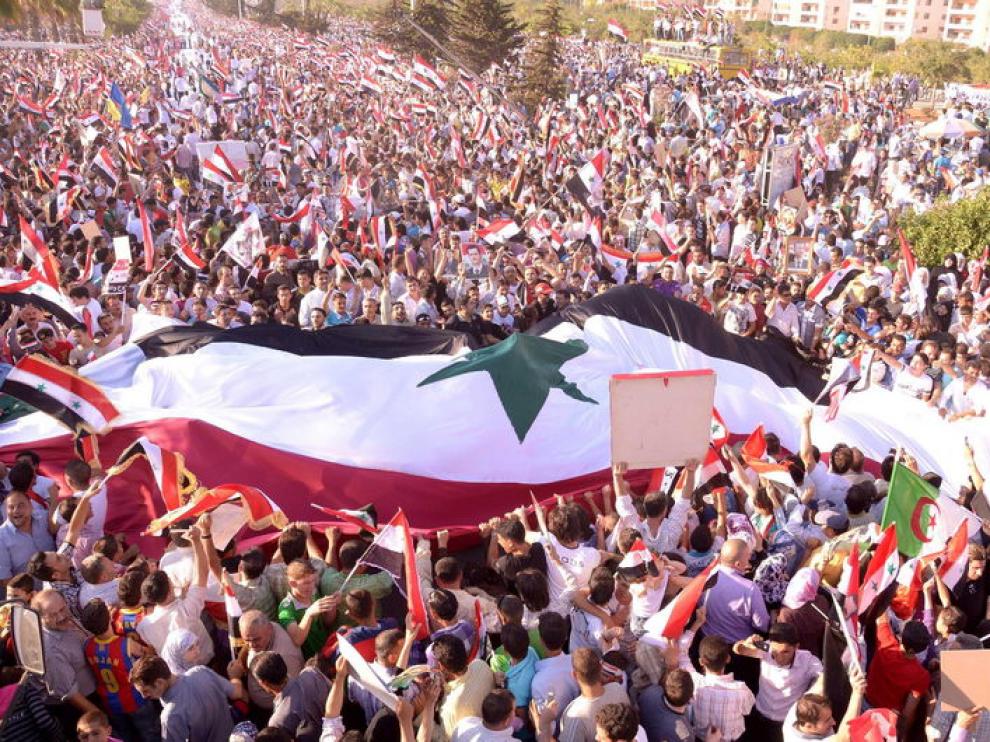 Imagen de archivo de cientos de sirios manifestandose pen favor del presidente Bachar al Asad