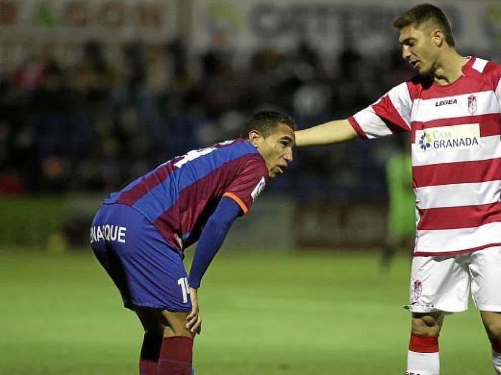 Gilvan, durante el partido de la pasada temporada en El Alcoraz frente al Granada.