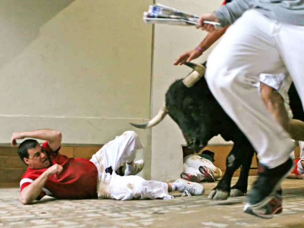 Un astado separado de la manada causa el pánico entre los mozos