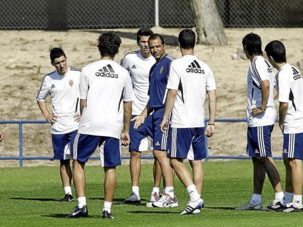 Esnáider dialoga con los jugadores del filial, en un entrenamiento del Real Zaragoza B