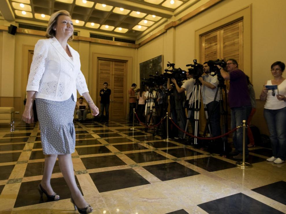 La presidenta de Aragón, Luisa Fernanda Rudi, abandona la Sala de Columnas del Gobierno de Aragón