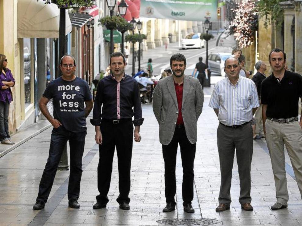 Miguel Campo (vecino), Fernando Callizo (transportista), Gerardo Oliván (edil de Movilidad), Adolfo Sesé (hostelero) y Daniel Ramírez (comerciante), en Villahermosa.