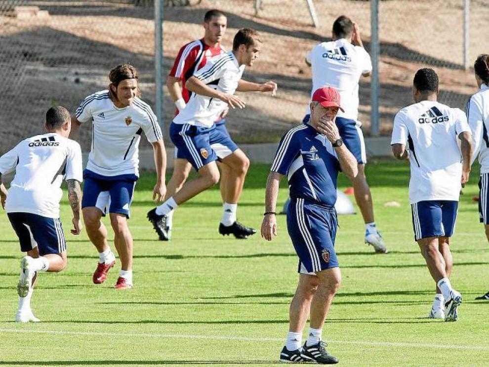 Aguirre supervisa unos ejercicios durante un entrenamiento.