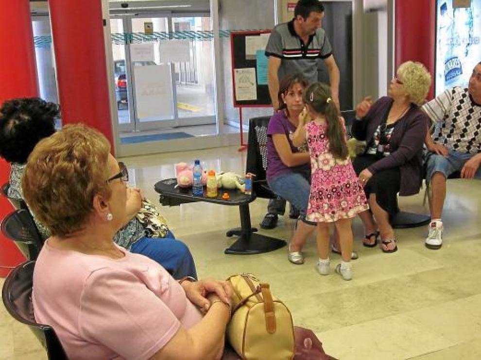 El hospital de Alcañiz registra demanda en verano. En la foto, la sala de espera de Urgencias ayer.