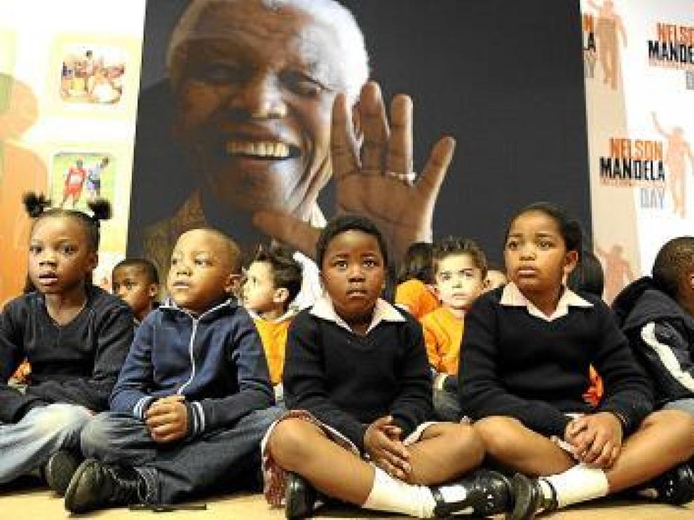Un grupo de escolares, ayer en la Fundación Nelson Mandela.