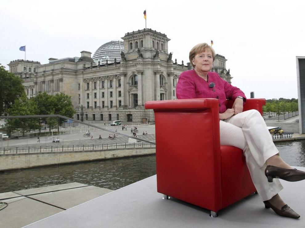 Merkel posa para una entrevista en televisión ante el Reichstag alemán