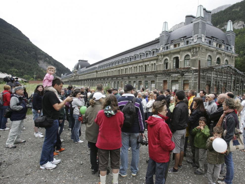 Momento de la última manifestación en la estación de Canfranc