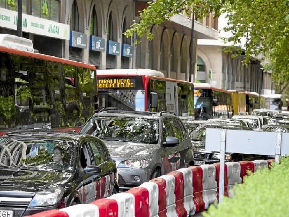 Más de una docena de autobuses en fila permanecieron parados en Constitución.