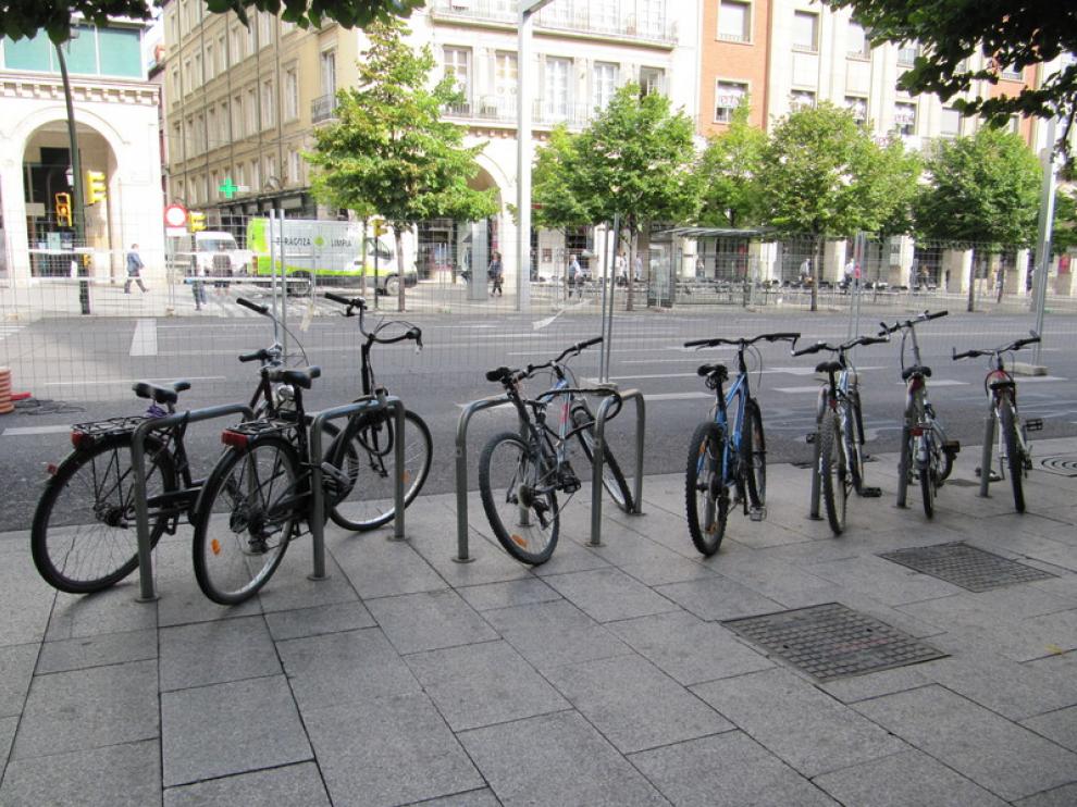 Aparcamiento de bicis en Independencia. Al fondo, las vallas de obra