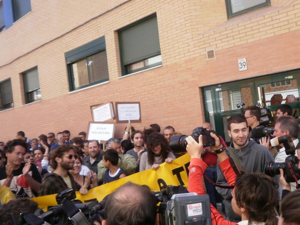Vista de las personas que querían parar un desahucio en Valdefierro