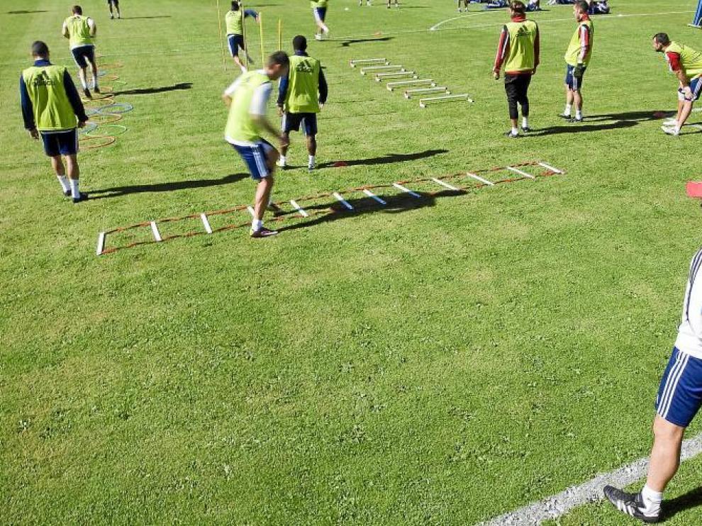 Javier Aguirre observa desde la banda el trabajo de sus jugadores